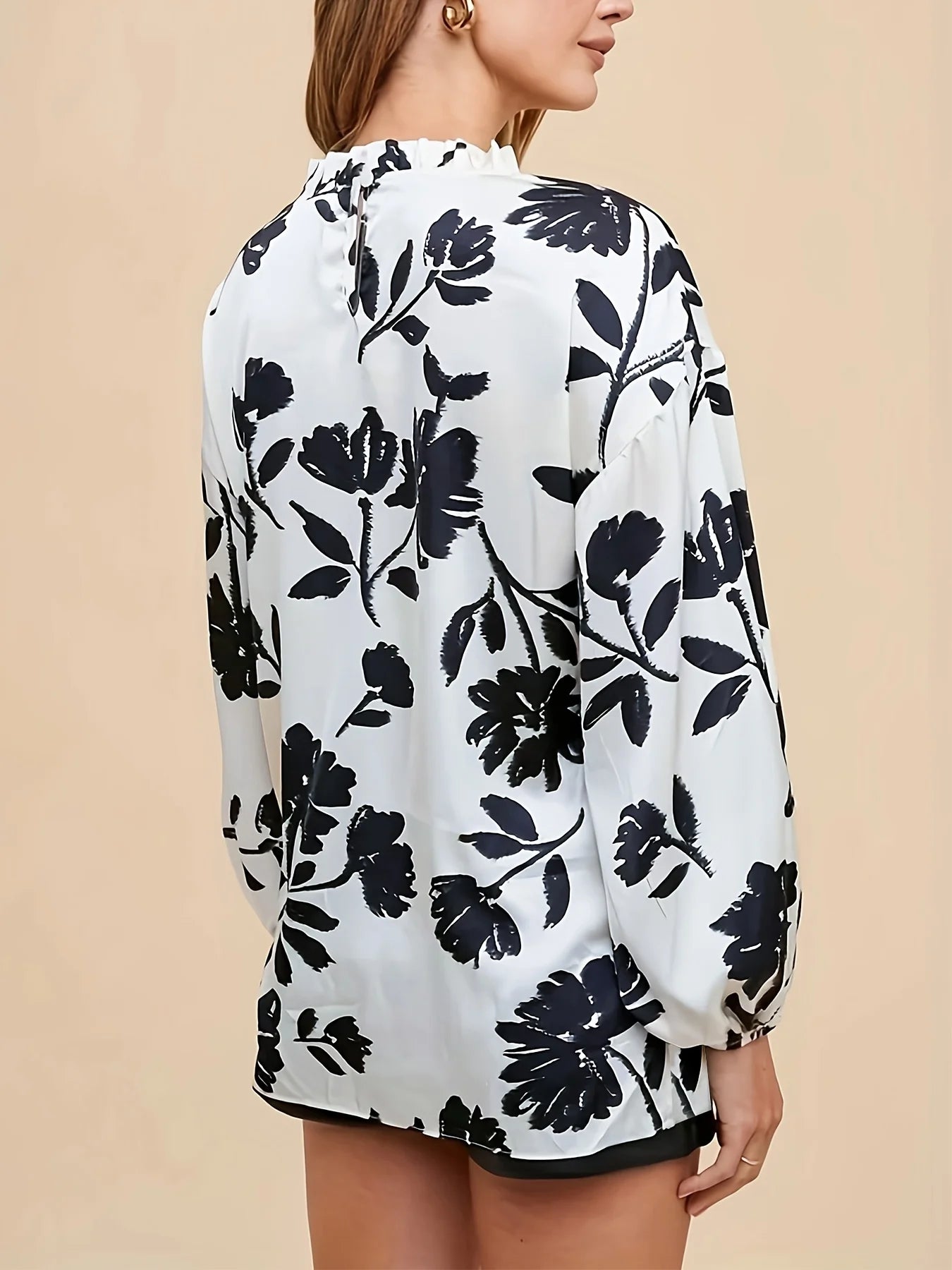 Elegant and Exquisite Floral Print Blouse for Office Women: Ruffled Lantern Sleeves & Long-Sleeve Crew Neck